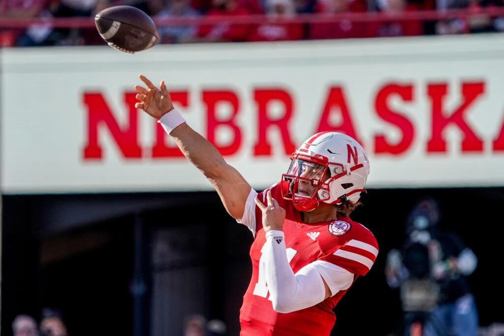 découvrez les derniers transferts de quarterbacks de football au nebraska, avec analyses et mises à jour sur les mouvements clés de joueurs.