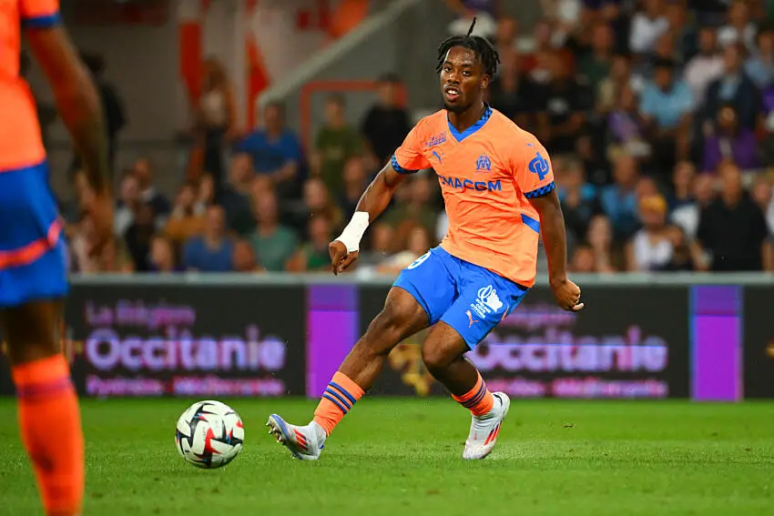 daniel riolo exprime son agacement face au transfert de l'om à 35 millions d'euros, analysant les implications du marché des transferts.