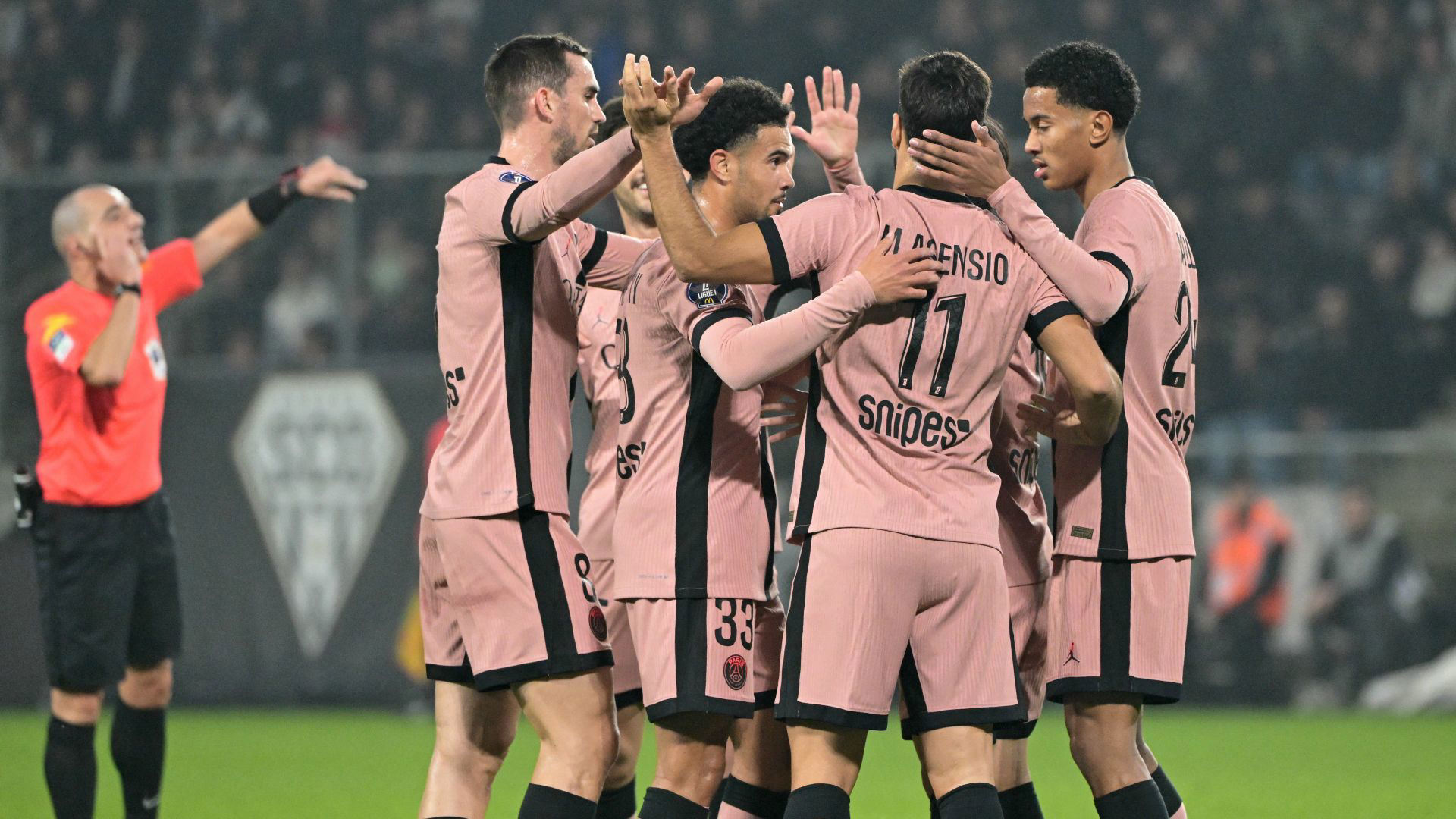découvrez tout sur le transfert exceptionnel du psg : détails, impact et réactions autour de cette opération majeure dans le monde du football.