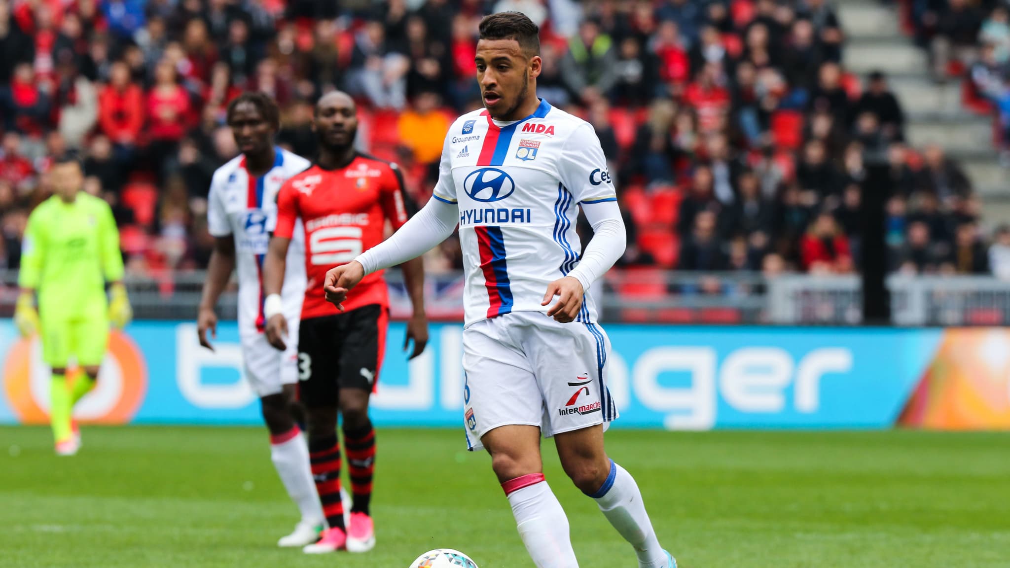 tolisso est prêt à relever un nouveau défi avec l'olympique lyonnais, apportant son talent et son expérience pour booster l'équipe cette saison.