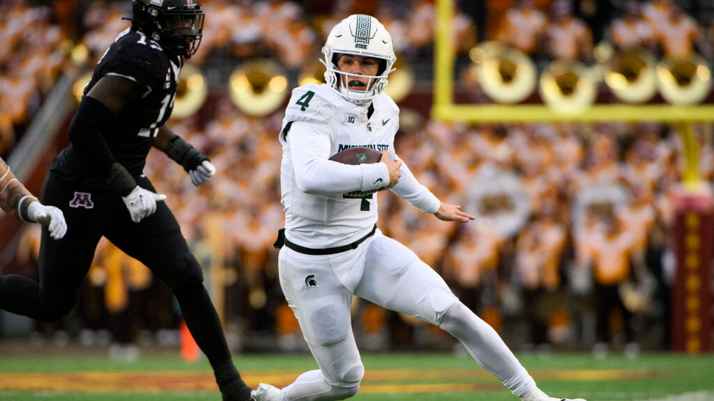 découvrez les détails du transfert du quarterback sam leavitt d'arizona state vers indiana university (iu), son impact attendu et les perspectives pour la saison à venir.