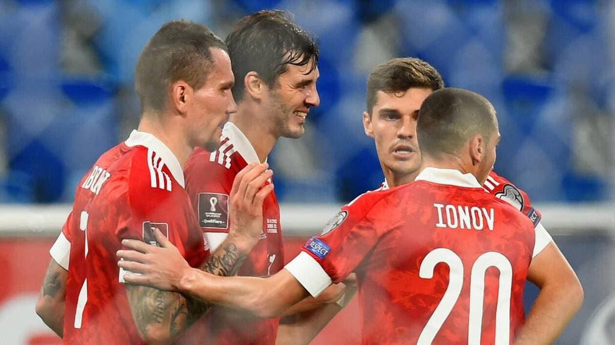 la fifa ordonne aux clubs européens de ne pas respecter les sanctions imposées à la russie, suscitant de vives réactions dans le monde du football.