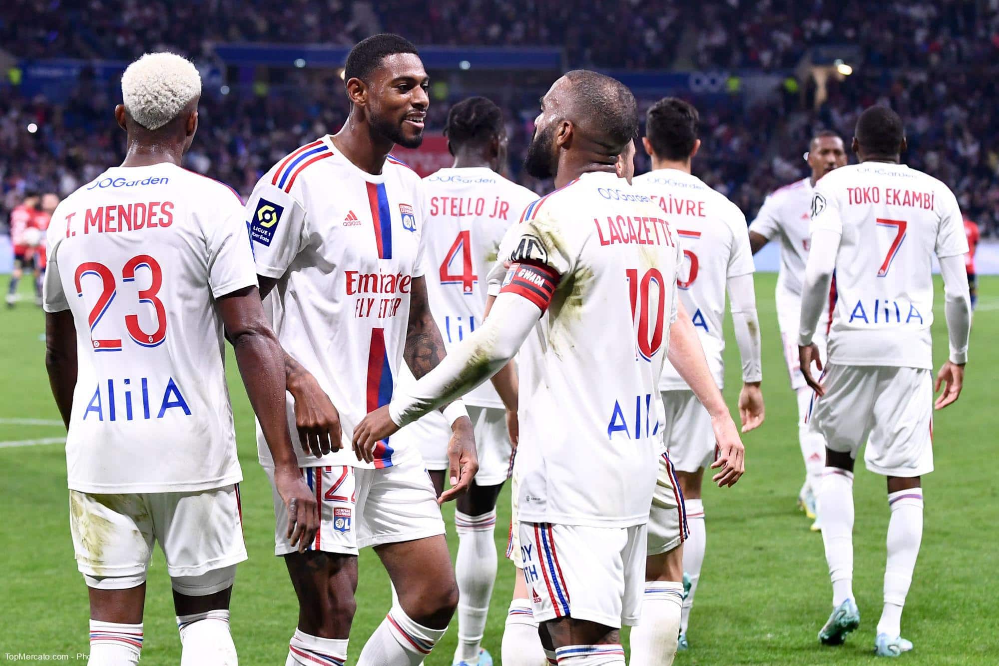découvrez le transfert spectaculaire à l'olympique lyonnais : un joueur clé rejoint le club, promettant une saison pleine d'émotions et de performances exceptionnelles.