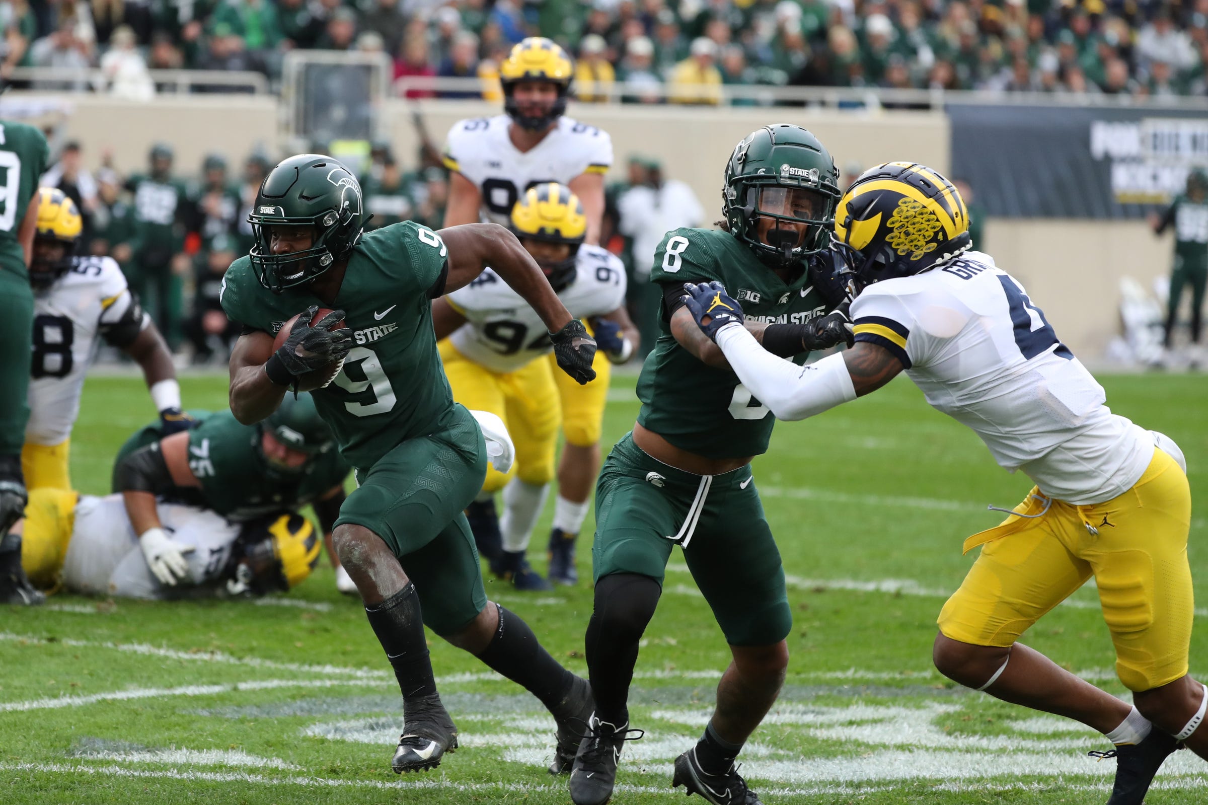 analyse détaillée des victoires, défaites et transferts de l'équipe de football de michigan state, avec un focus sur les performances clés et les impacts des joueurs.