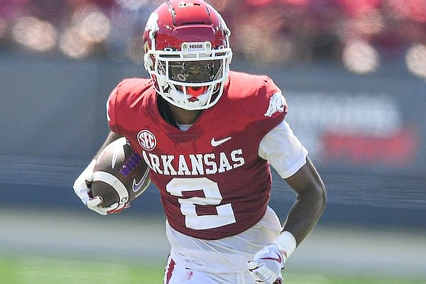ayden bussell quitte la promotion transfert du football à arkansas, marquant un changement important dans sa carrière sportive.