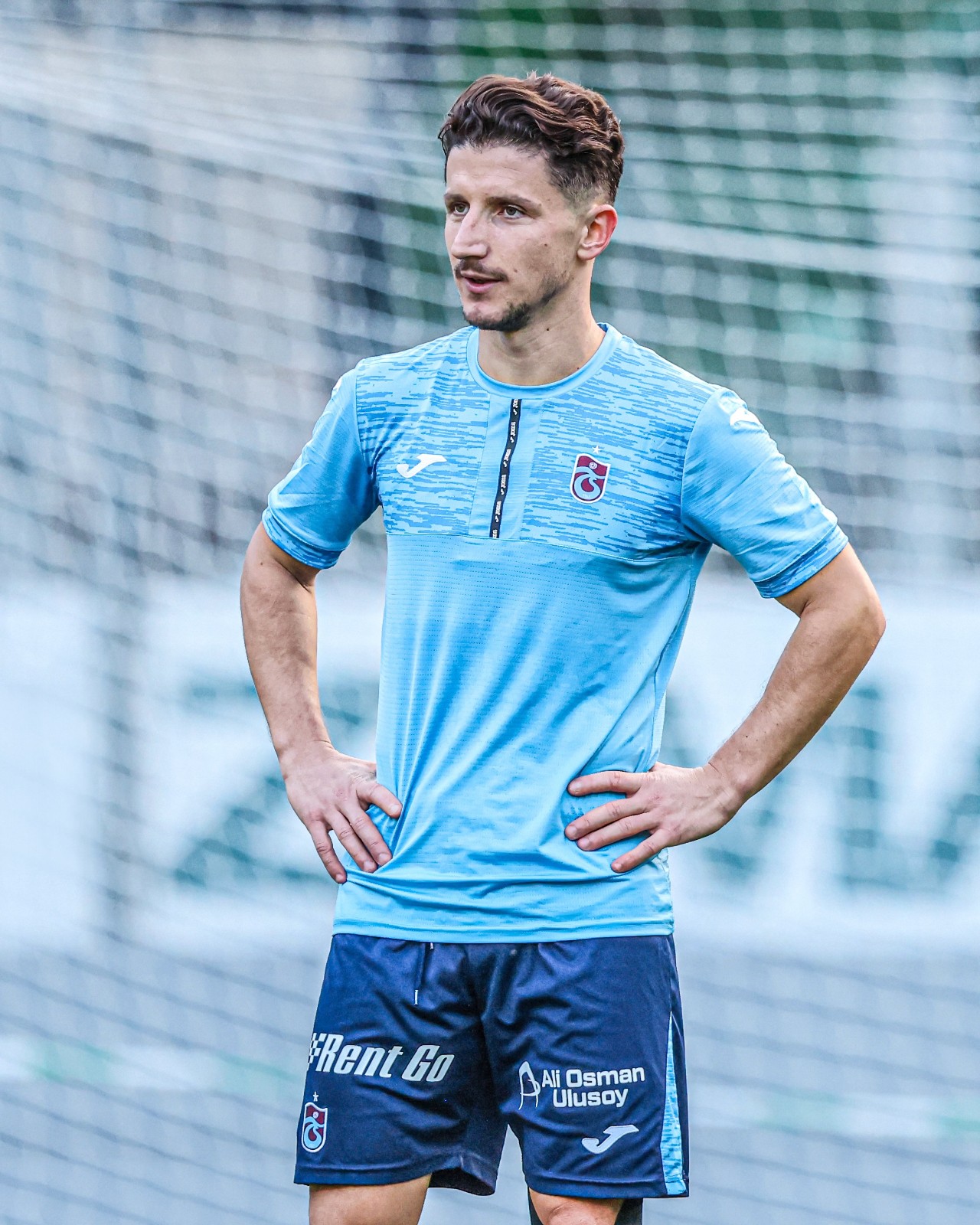 christ inao reste concentré sur trabzonspor pour apporter son meilleur performance et contribuer au succès de l'équipe.