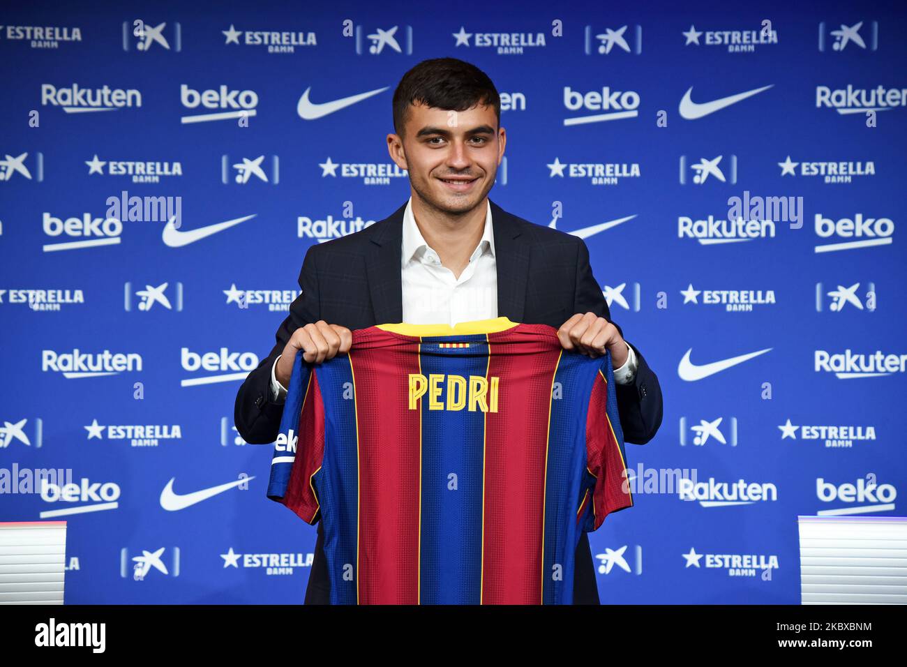 lopez prolonge son contrat à barcelone, mettant fin aux rumeurs de transfert vers chelsea.