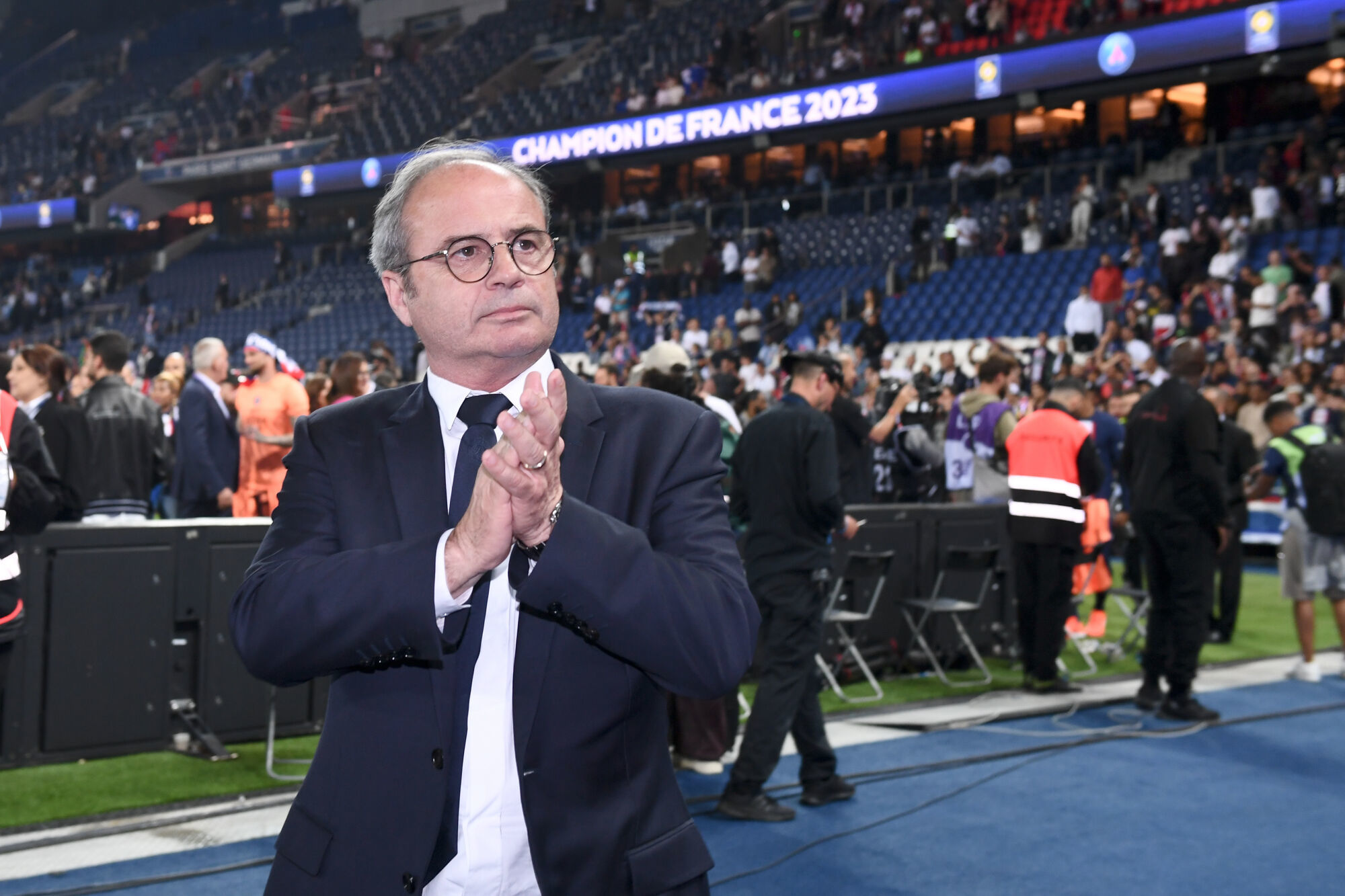 découvrez toutes les informations sur le transfert choc au psg, les nouveaux talents qui renforcent l'équipe parisienne cette saison.