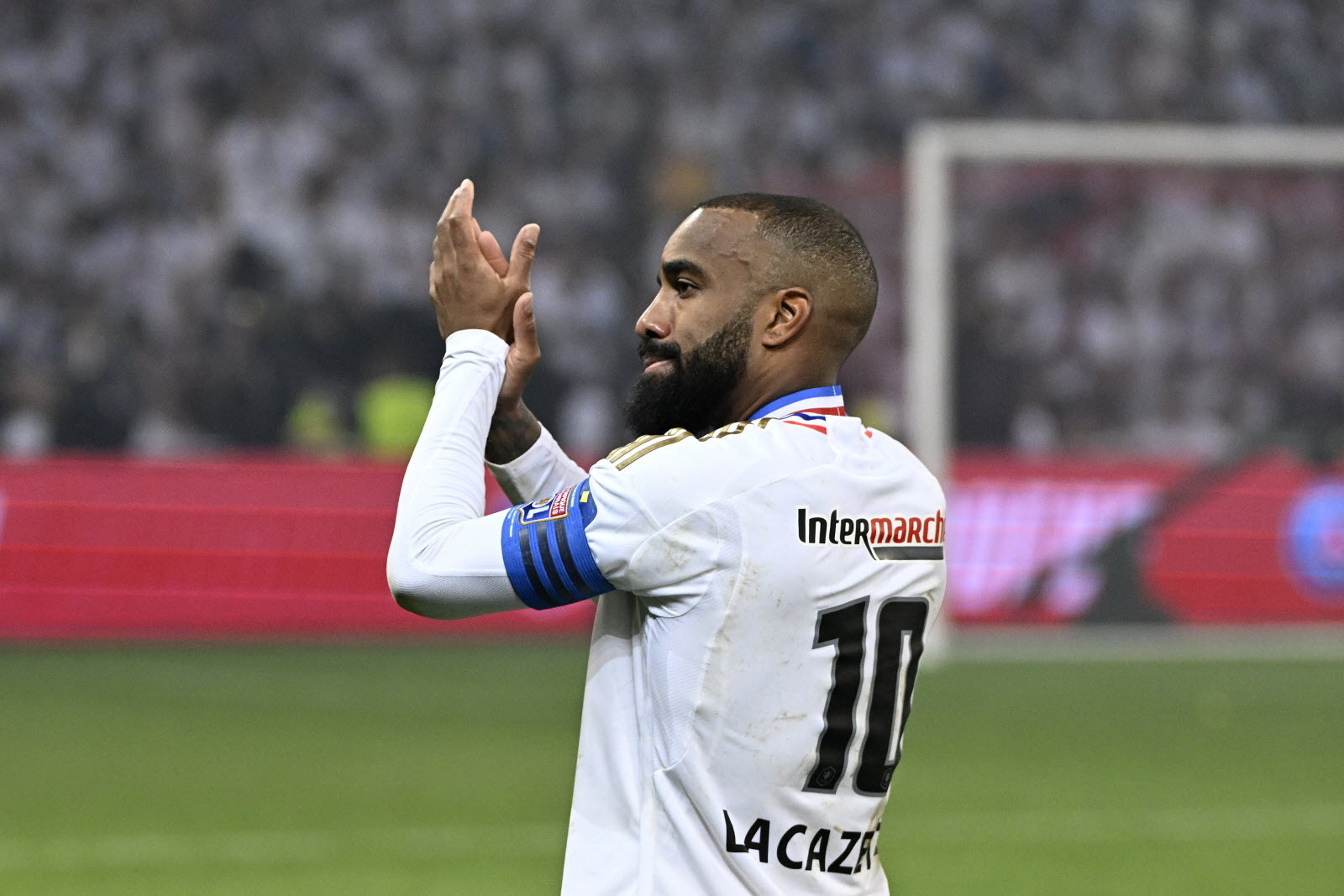 découvrez comment l'ol attire un jeune talent prometteur du psg, suscitant l'intérêt des fans et bouleversant le mercato.