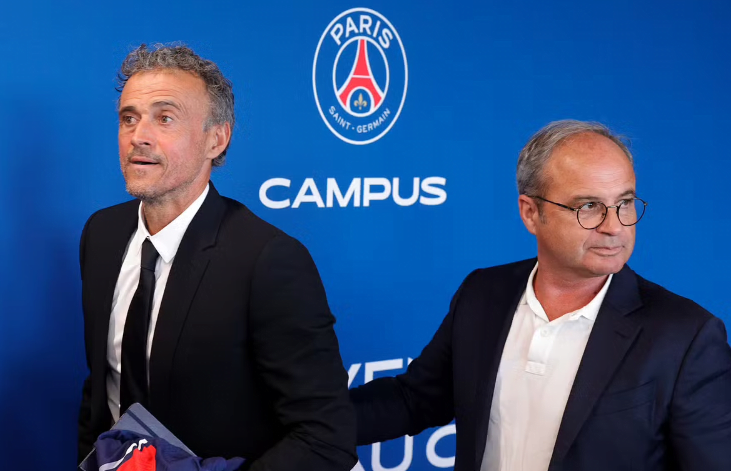 le psg signe le jeune prodige fernández, une nouvelle étoile montante prometteuse pour renforcer l'équipe.