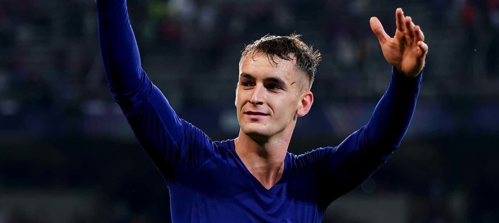 manchester united accueille un nouvel espoir avec l'offre acceptée pour le talentueux marc casado, promettant de renforcer l'équipe pour la saison à venir.