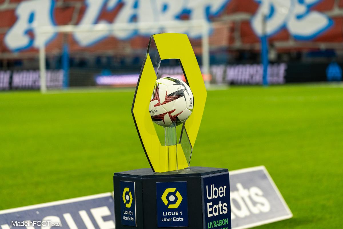 mercato : découvrez comment les clubs de ligue 1 restent à l'affût des opportunités jusqu'à la fin du mois pour renforcer leurs équipes.