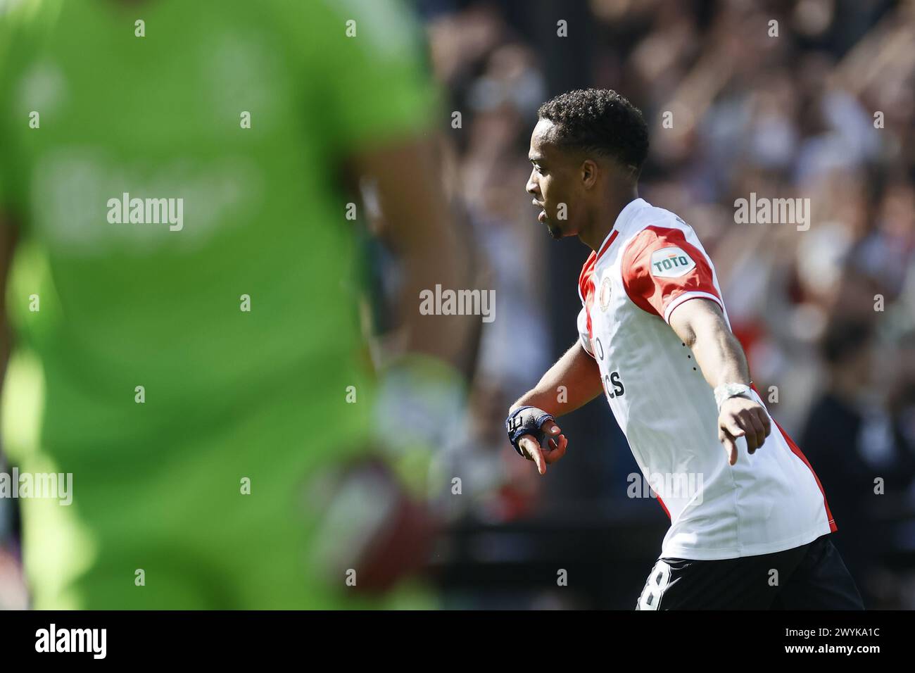 découvrez les détails du transfert de quintin timber de feyenoord à l'om, incluant les informations sur le montant, la durée du contrat et les perspectives pour le joueur au club marseillais.
