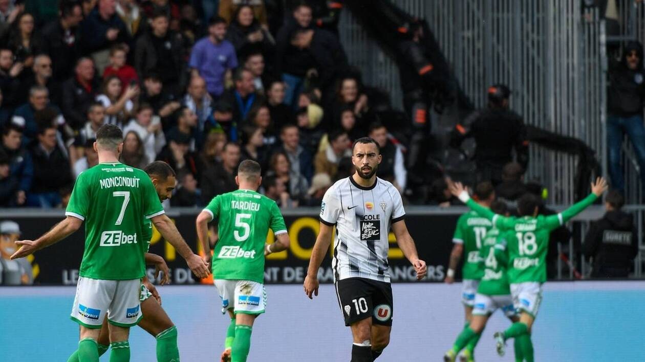 mercato : angers freine le transfert d'abdelli à l'olympique de marseille, compliquant les négociations pour le milieu de terrain.