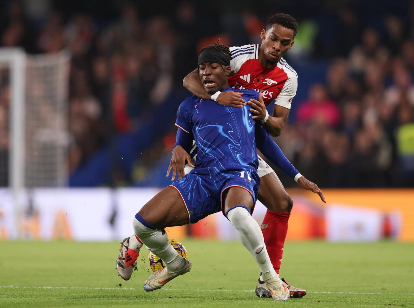 suivez les dernières actualités du mercato : arsenal est à la recherche d'un attaquant tandis que chelsea officialise l'arrivée de deux nouveaux joueurs.