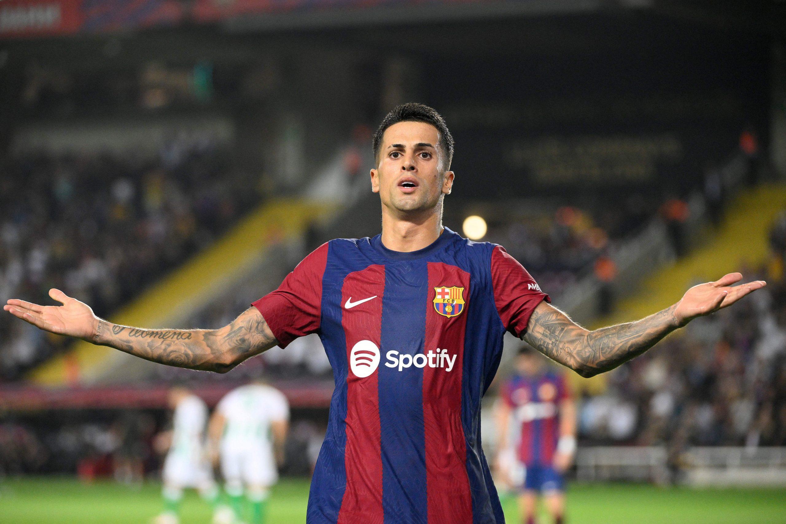 découvrez le retour de joao cancelo au fc barcelone : un renfort de choix pour renforcer la défense et dynamiser l'équipe.
