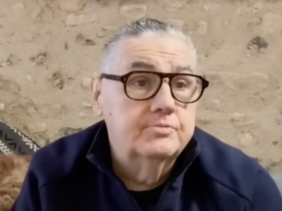 découvrez la réaction de pierre ménès, surpris par les dernières décisions du mercato de l'olympique lyonnais.