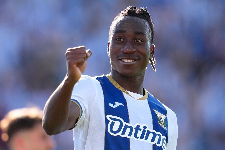 le bayern munich suit de près yan diomandé, jeune talent prometteur du football, suscitant l'intérêt des fans et des experts.