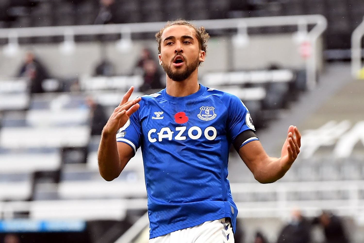 everton est en discussions pour recruter en-nesyri et wilson afin de renforcer son équipe pour la prochaine saison.