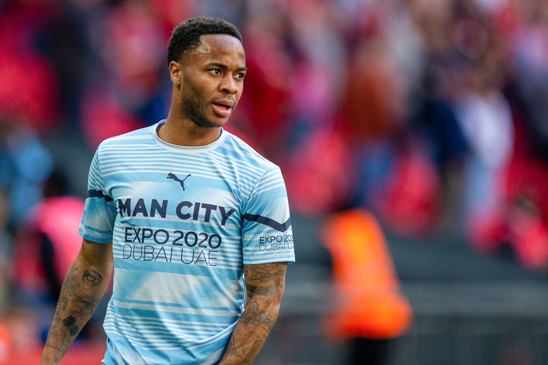tottenham fait partie des 7 clubs intéressés par le transfert de raheem sterling, un attaquant talentueux recherché cet été.