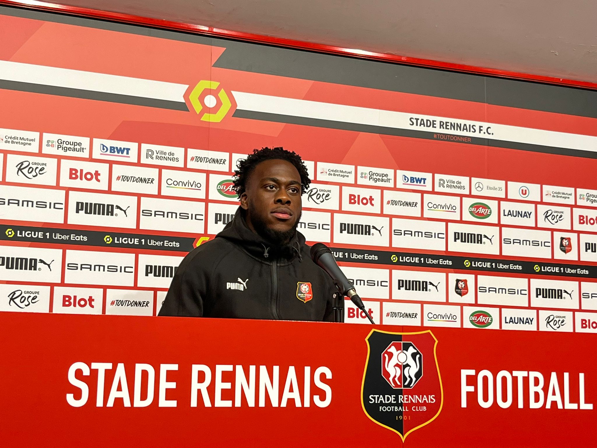 kalimuendo repousse un prétendant au stade rennais, renforçant ainsi sa position au club breton.