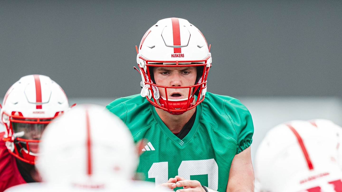 découvrez le nouveau quarterback des huskers du nebraska, un transfert prometteur qui pourrait transformer l'équipe de football. analyse et perspectives pour la saison à venir.