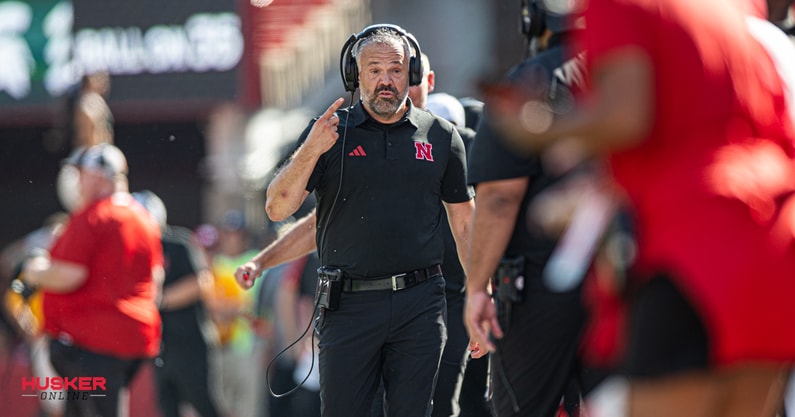 découvrez comment geep wade renforce l'équipe de football du nebraska avec les derniers transferts majeurs.