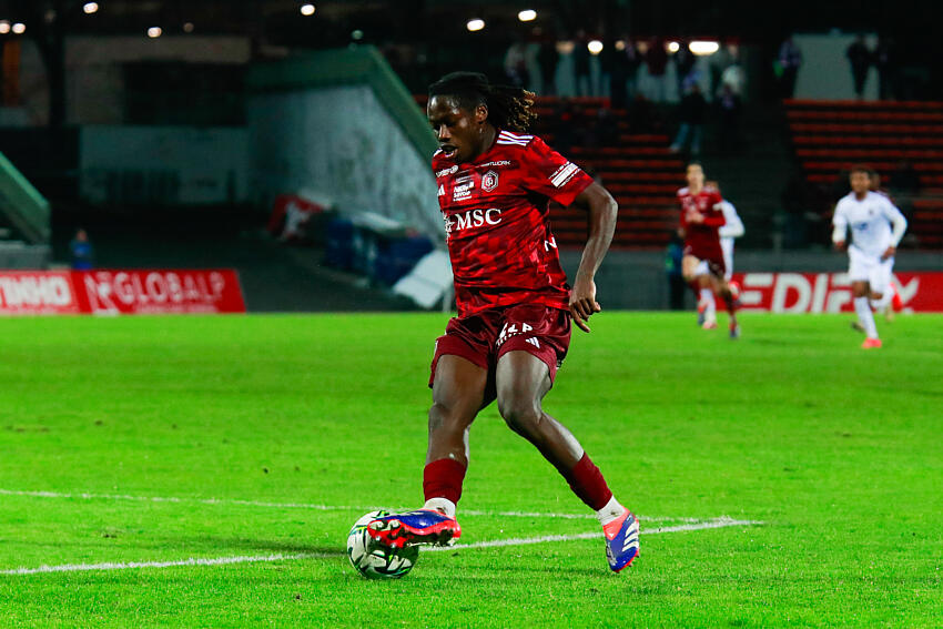découvrez le départ de trévis dago de lille pour laval, un transfert marquant dans le monde du football français.