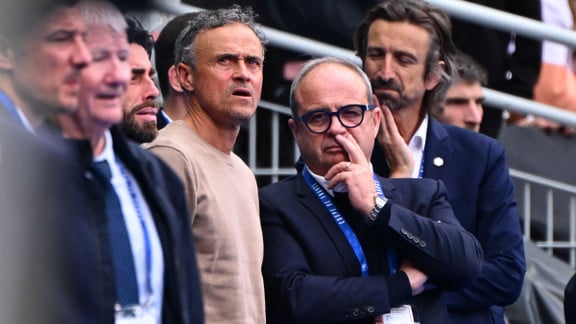 découvrez l'analyse complète du transfert du psg qui a été perçu comme une véritable catastrophe par les experts et les fans de football.