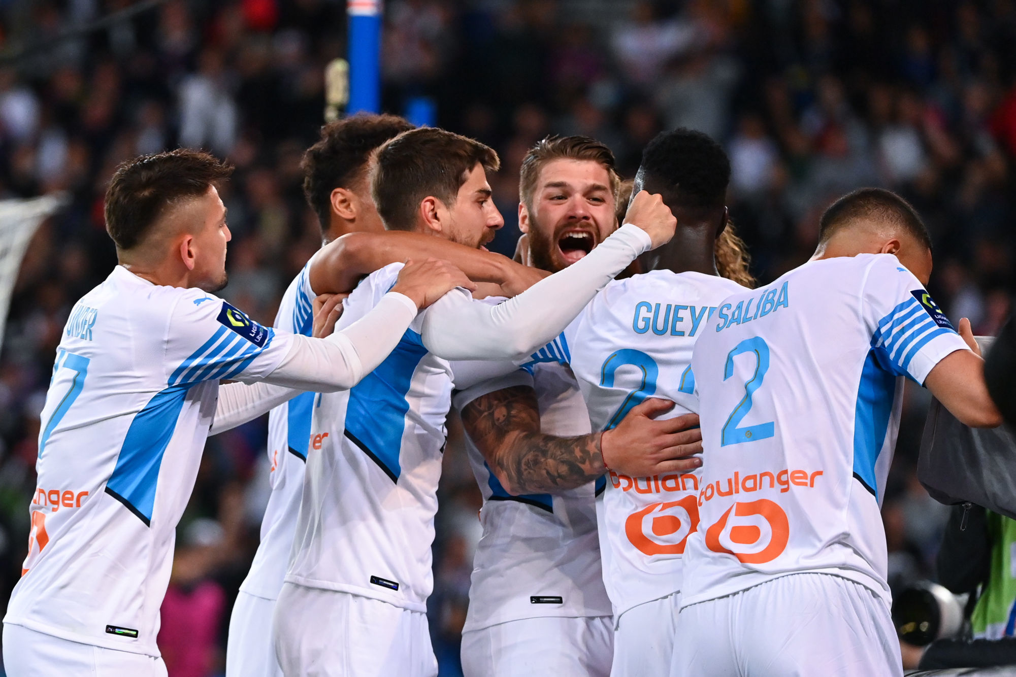 découvrez tout sur la clause suspendante dans le transfert de joueurs à l'om : conditions, implications et impact sur les négociations.