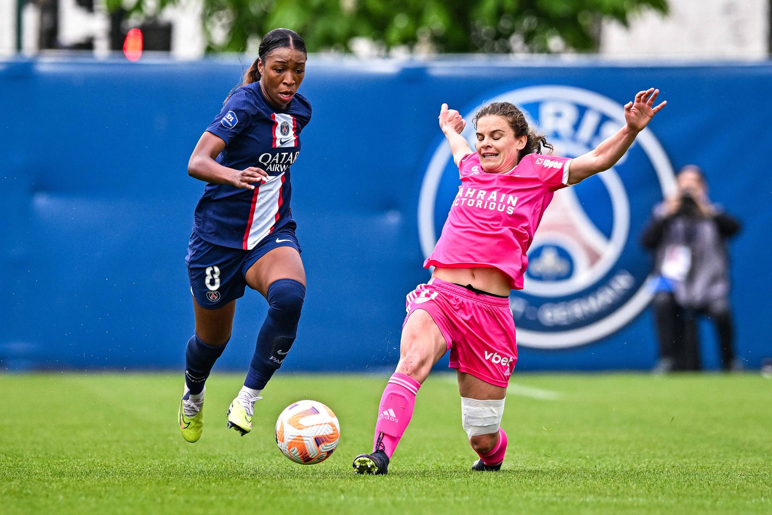 le psg ralentit les négociations de transfert avec un club espagnol, suscitant des questions sur l'avenir des joueurs concernés.