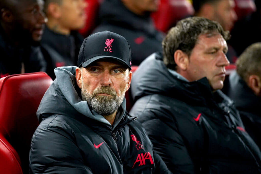 découvrez la réaction de klopp qui dément fermement les rumeurs le liant au real madrid, clarifiant ainsi la situation.
