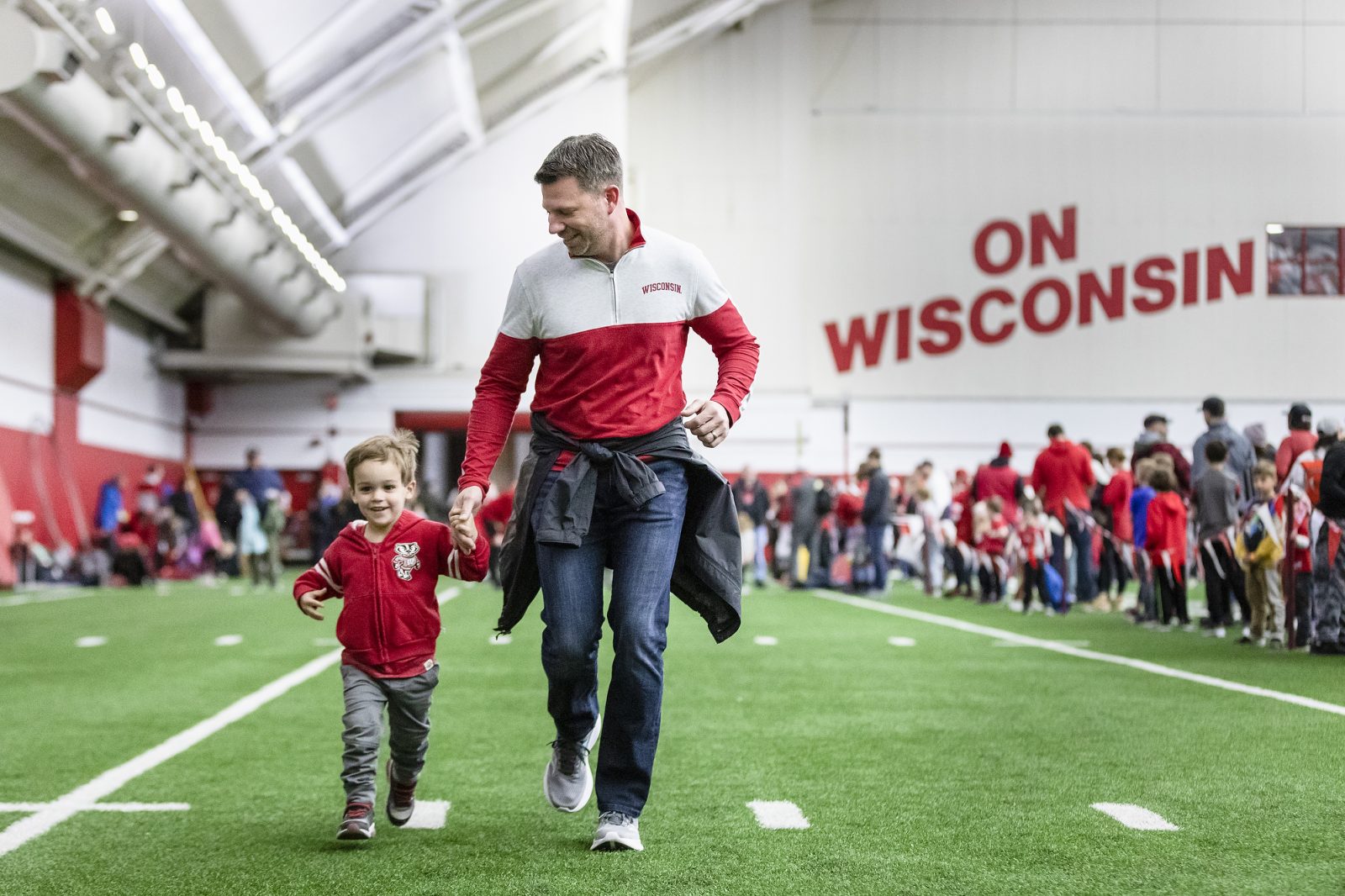 découvrez comment le wisconsin facilite l'intégration des joueurs transférés en football, avec des programmes adaptés pour une transition réussie sur et en dehors du terrain.