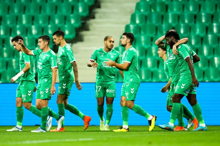 découvrez les compositions officielles et le suivi en direct du match pau - saint-étienne pour la 25e journée. analyse, mises à jour et réactions en temps réel.