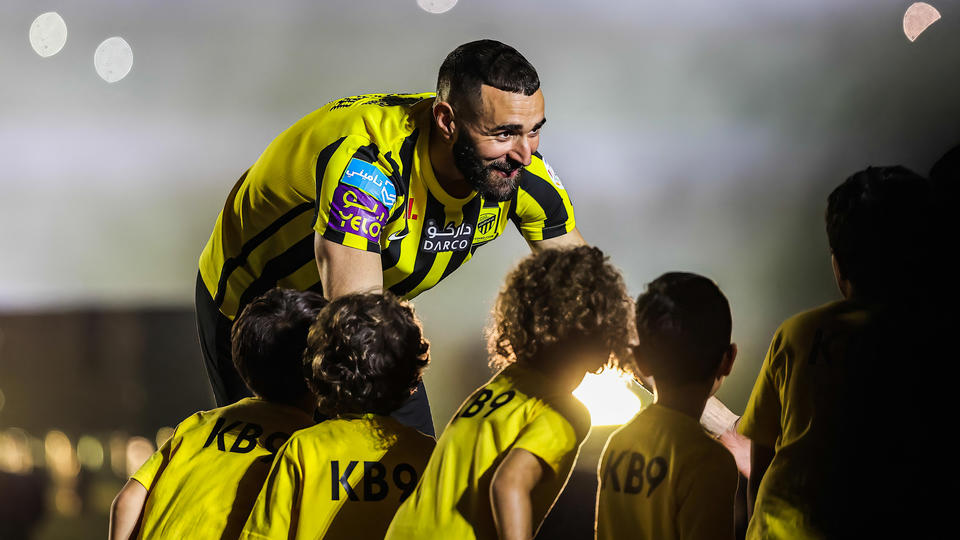 découvrez les dates limites de transfert pour les championnats de football au royaume-uni, en france, en italie et en arabie saoudite afin de ne rien manquer lors des périodes de mercato.