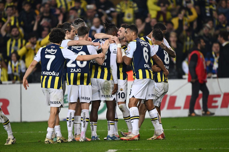 fenerbahçe investit 100 millions d'euros lors de la dernière période de transfert pour renforcer son équipe et viser le succès en championnat.