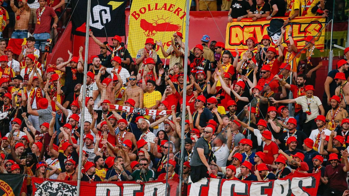 découvrez les coulisses exclusives du transfert de saint-maximin au rc lens : négociations, enjeux et réactions autour de ce transfert majeur.