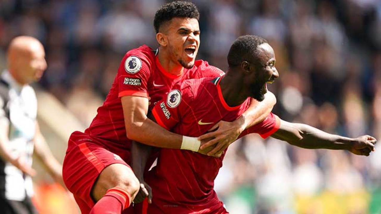 liverpool cherche un remplaçant à 80 millions de livres, tandis que manchester city et newcastle s'affrontent pour recruter des stars du football.