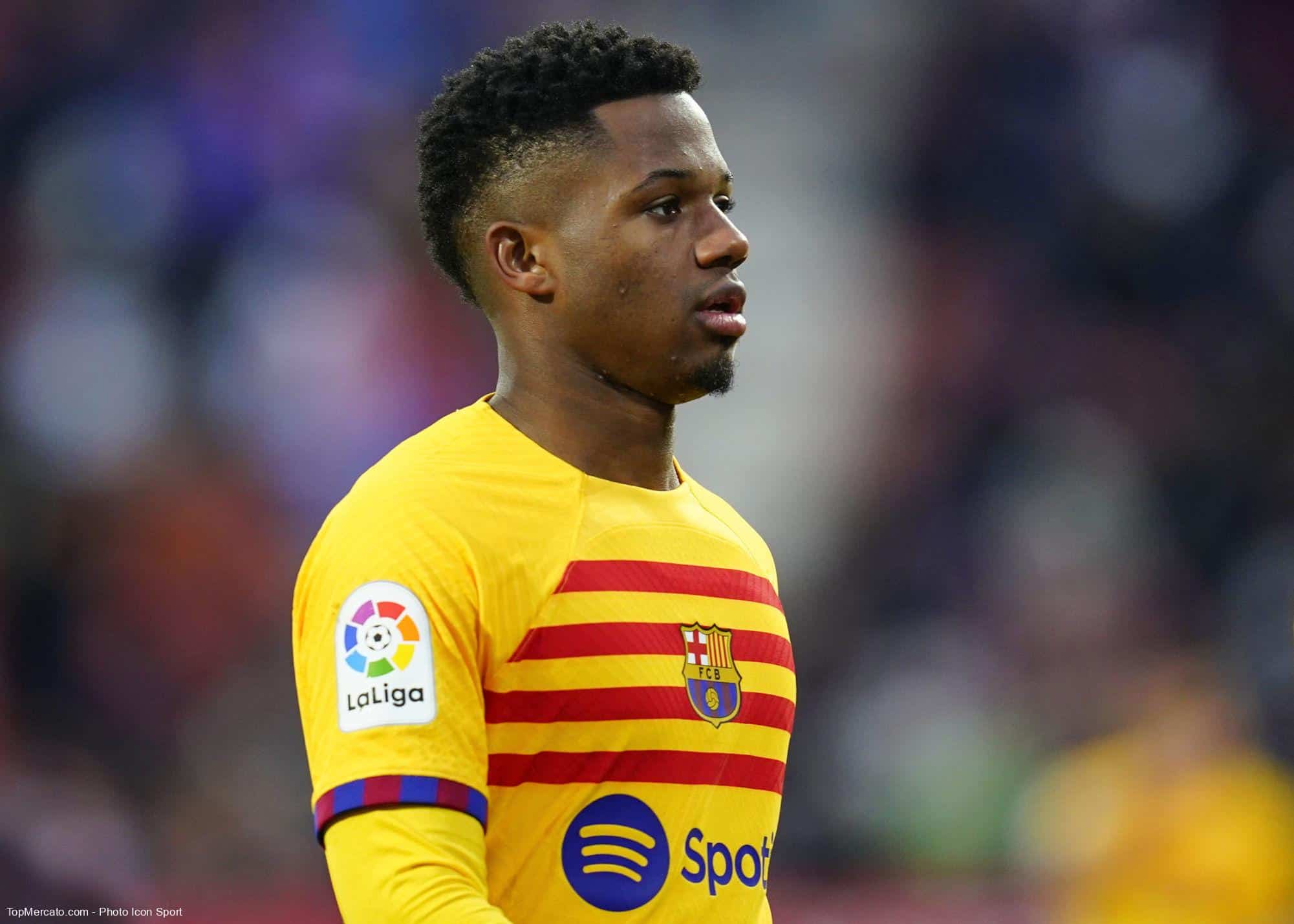mercato : manchester united double ses acquisitions, arsenal s'approche d'un accord, liverpool en pleine négociation, et un départ annoncé à chelsea.