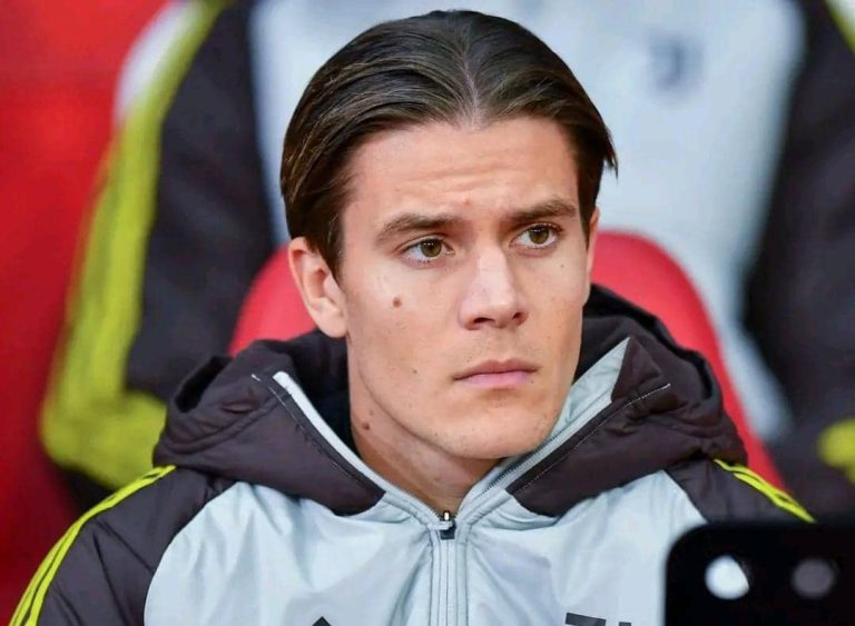 mercato : manchester united cible une star de la juventus tandis que liverpool espère recruter konaté pour renforcer son équipe.