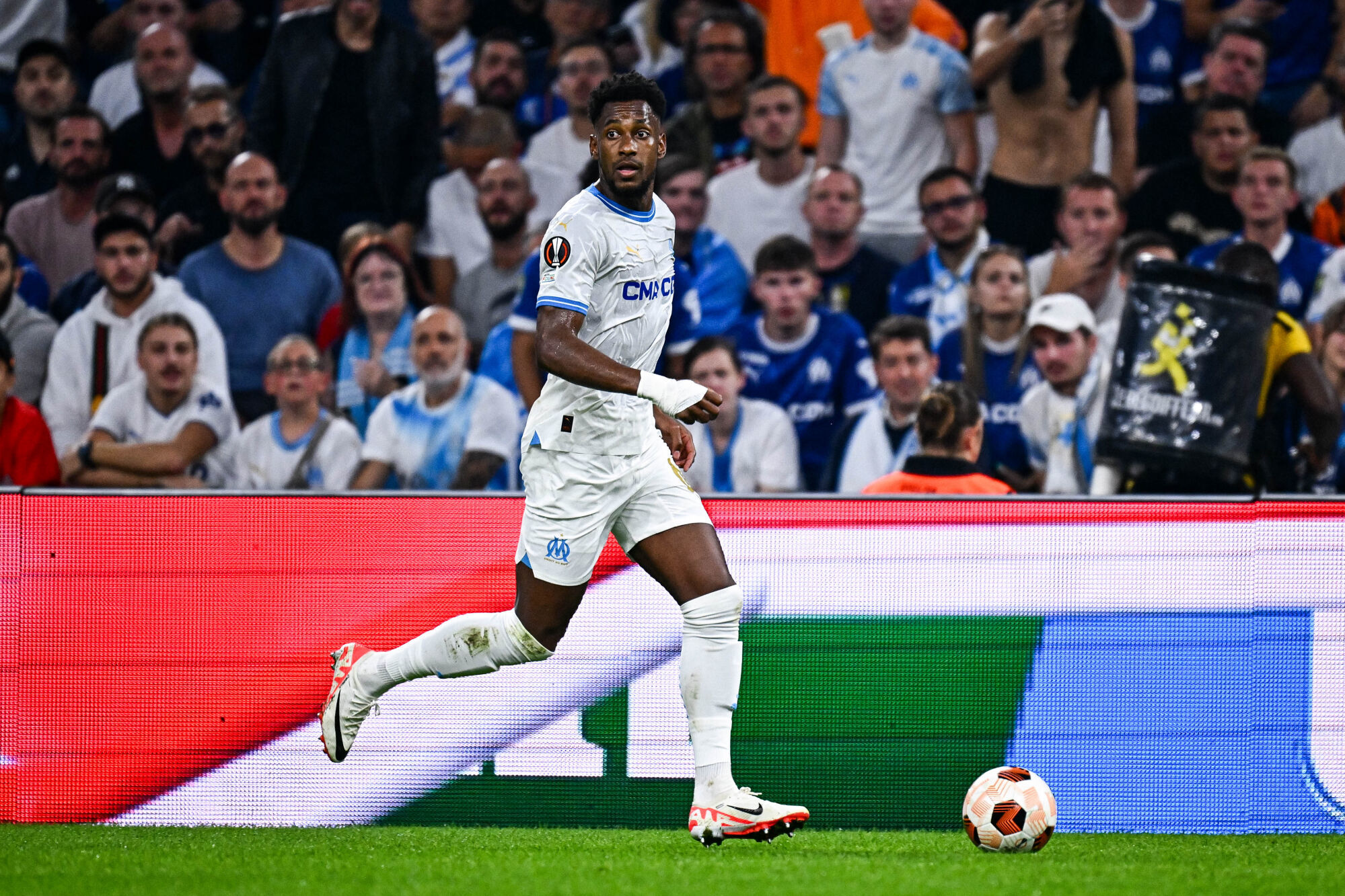 découvrez les détails du départ de murillo de l'om, les raisons de son transfert et les réactions des fans.