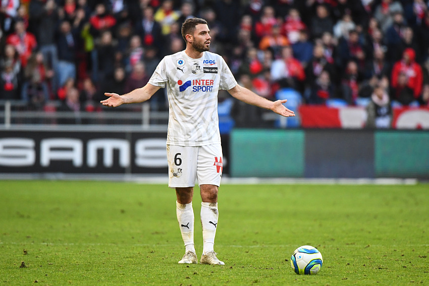 analyse détaillée du mercato d'hiver avec un focus sur amiens : transferts rapides, prêts et retours, ainsi qu'un aperçu des rivaux du stade lavallois.