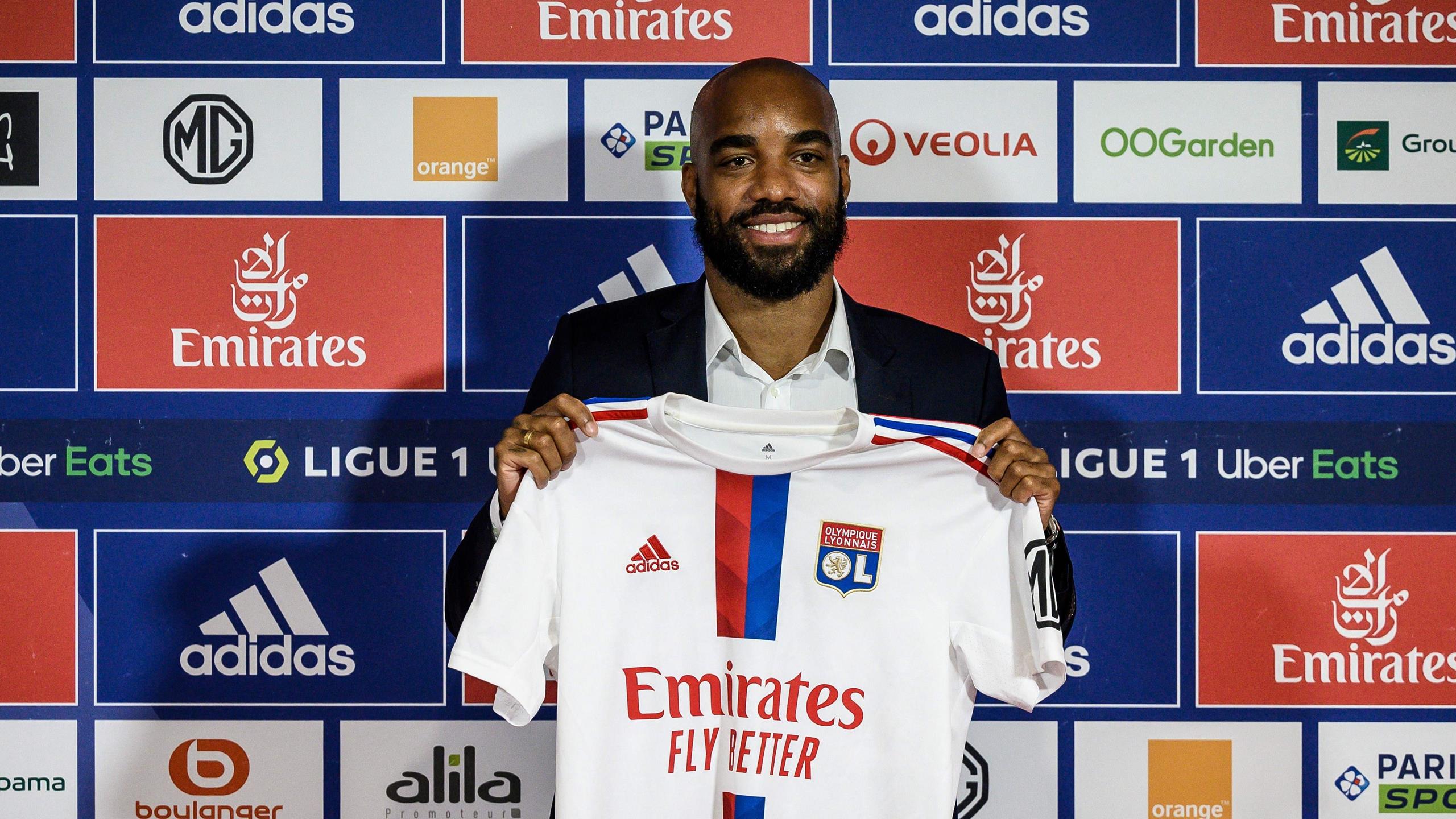 découvrez l'exode des jeunes attaquants de ligue 1 : analyse des transferts, raisons de leur départ et impact sur le championnat français.