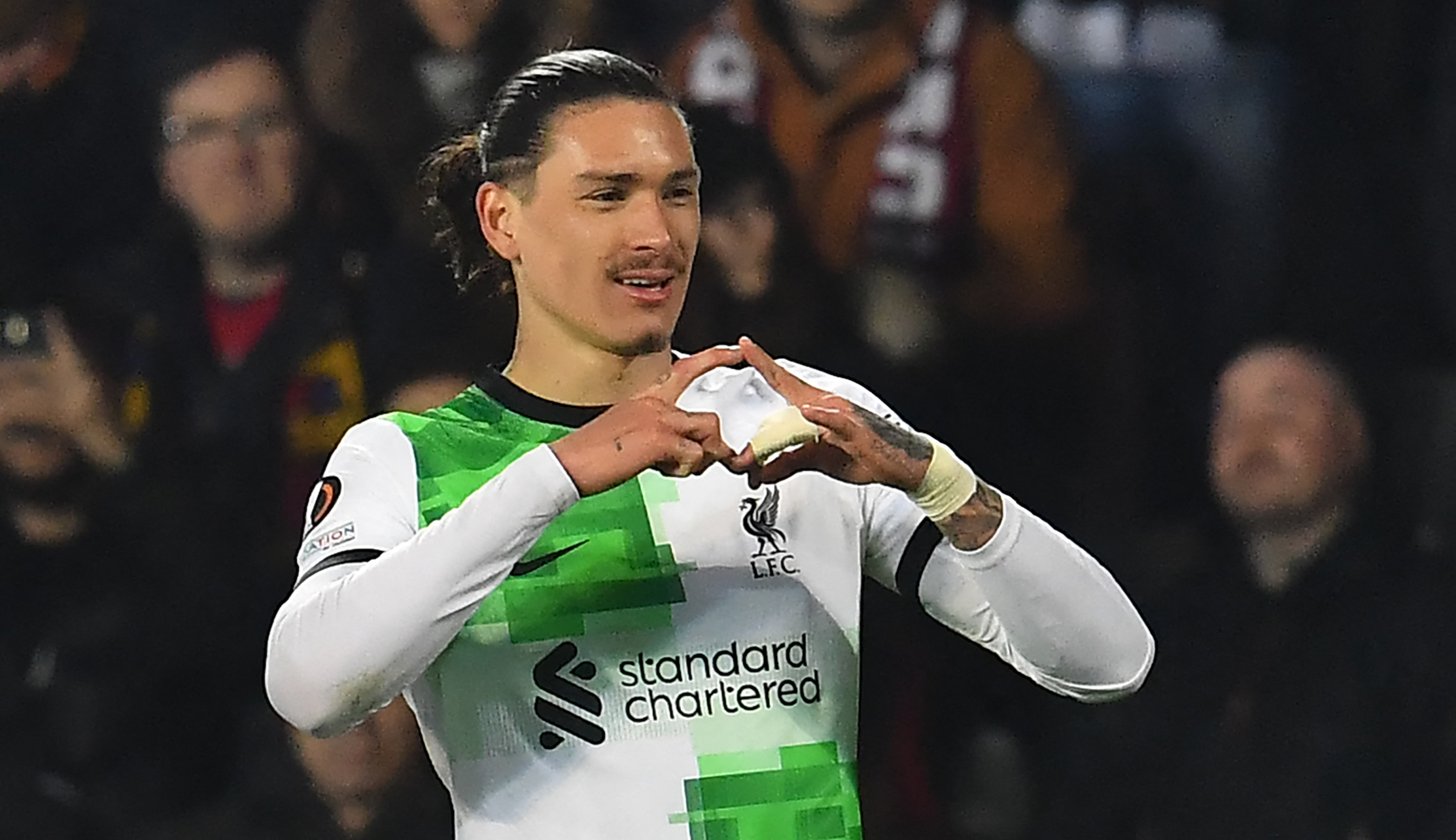 découvrez les dernières rumeurs du mercato : nunez en direction de la premier league et liverpool qui cible activement gordon pour renforcer son attaque.