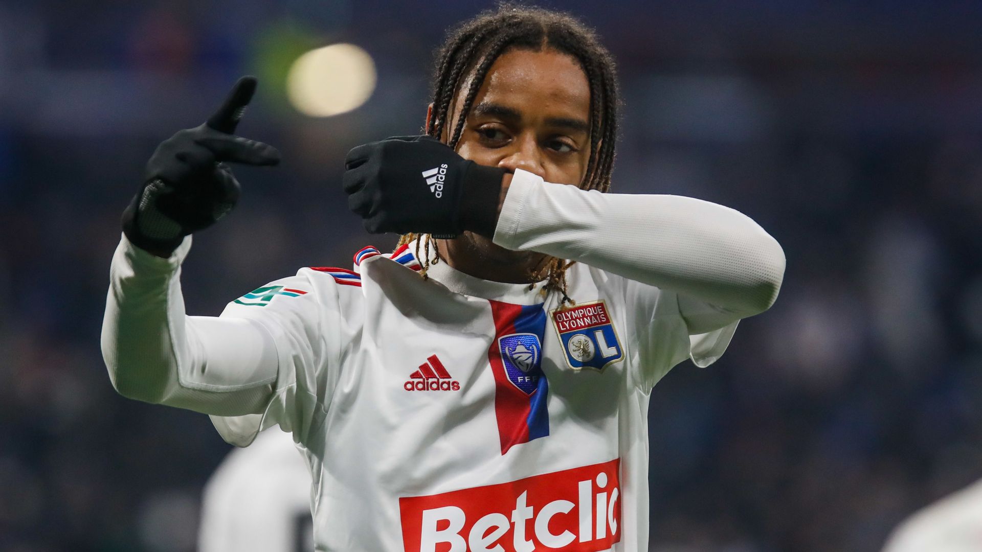 bradley barcola signe officiellement son transfert au psg, rejoignant le club parisien pour la saison prochaine.