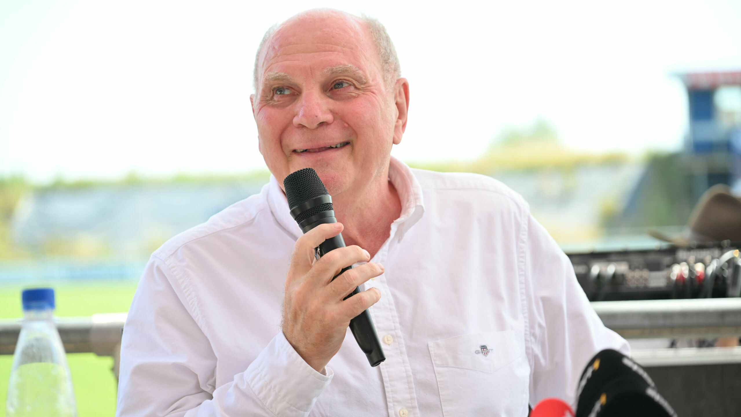 hoeneß critique vivement la gestion de la fenêtre des transferts du bayern, soulignant les erreurs et les opportunités manquées du club.