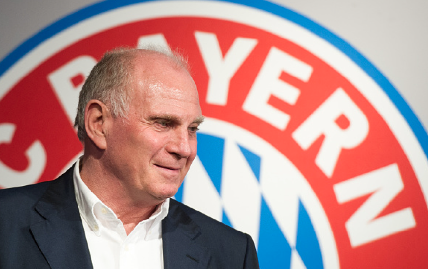 hoeneß critique sévèrement les experts à propos du bayern munich, exprimant son désaccord sur leurs analyses du club.