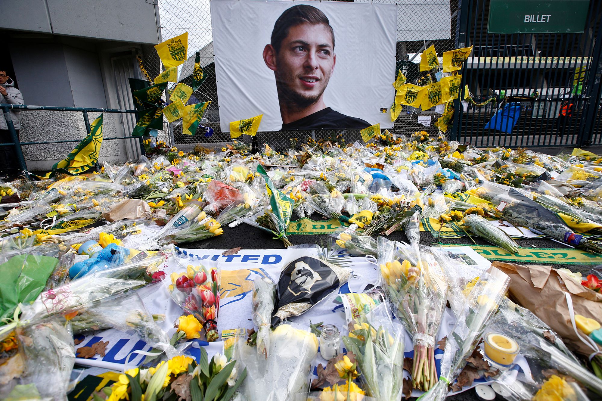 nantes remporte le procès emiliano sala contre cardiff, un jugement important dans cette affaire judiciaire liée au transfert du joueur.