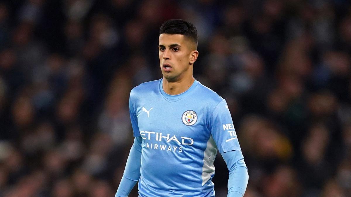 découvrez les 6 actus mercato du week-end, avec cancelo qui souhaite rester au barça et les dernières nouvelles des transferts.