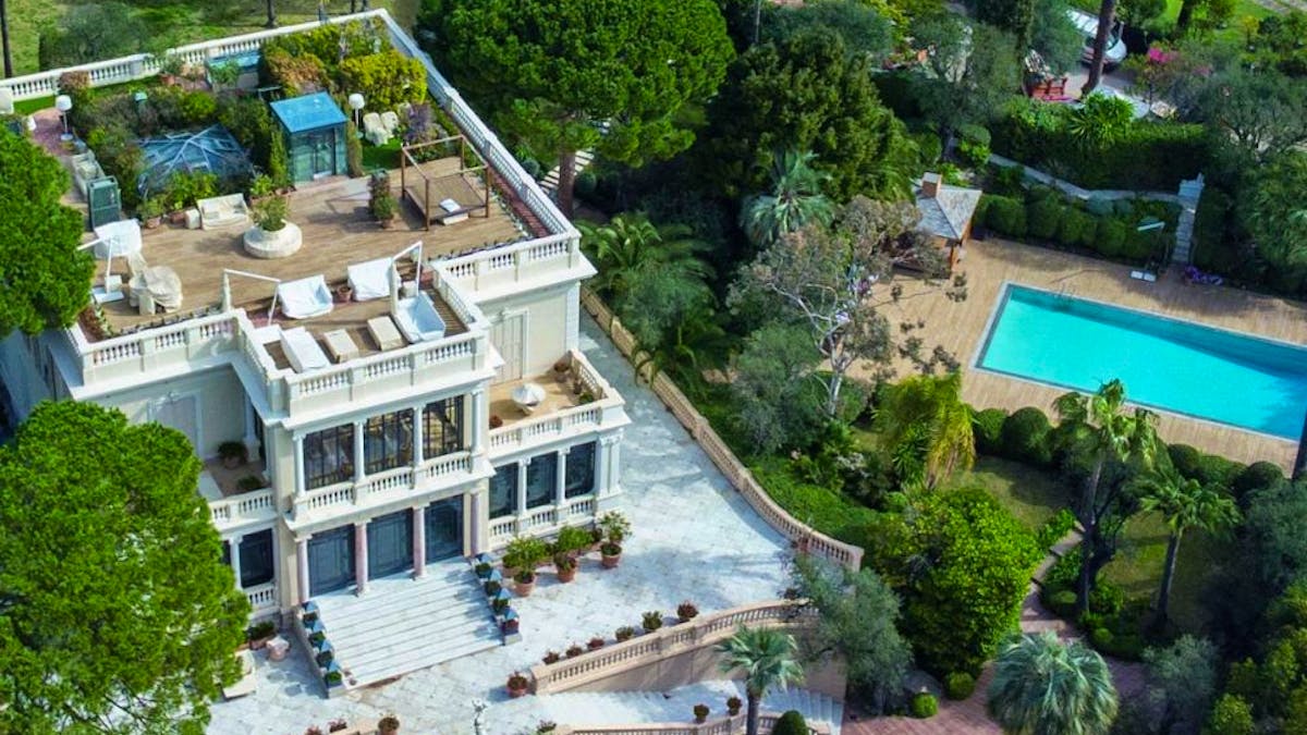 découvrez les détails de la villa cédée à lewandowski avant sa fuite avec une fortune importante, une affaire qui intrigue le public.